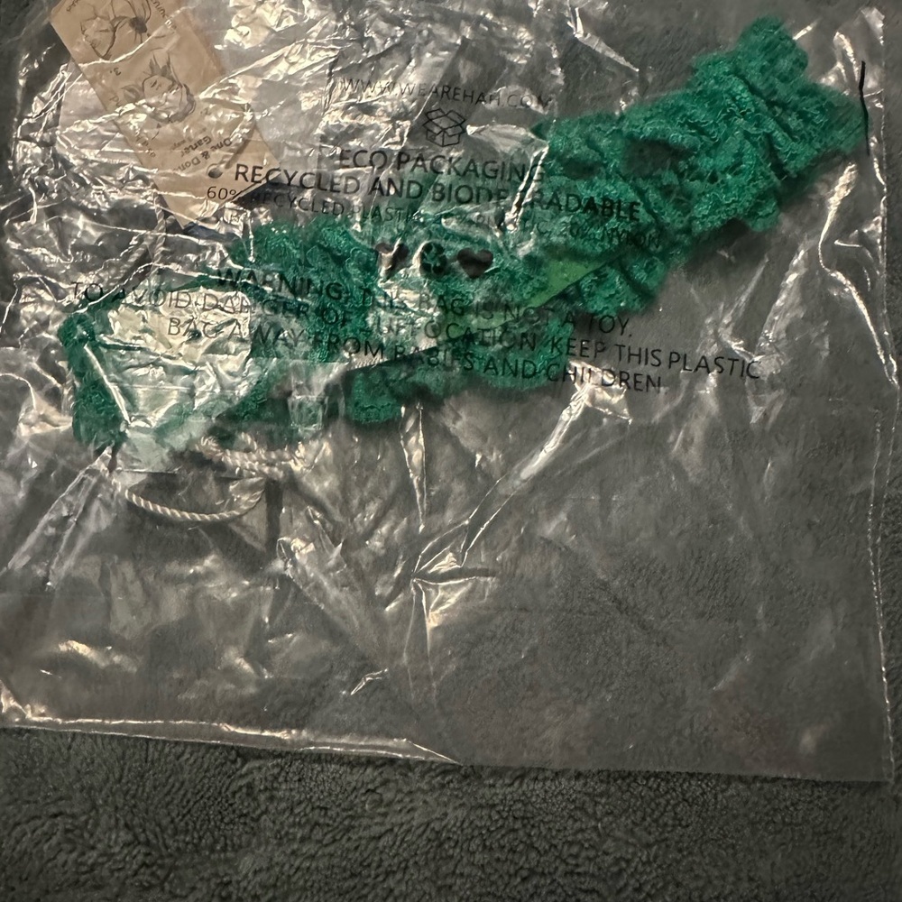 Emerald Green Lace Garter - Picture 3 of 4